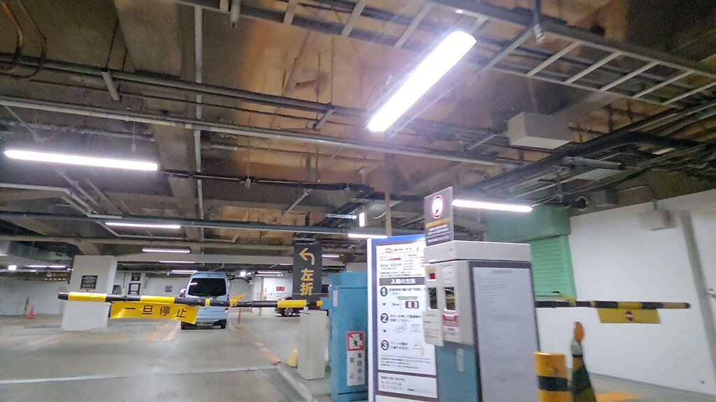 オーケー サガン店 地下駐車場入口の入口ゲート付近