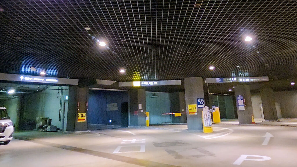 ソリッドスクエア 地下駐車場入口の入口ゲート付近