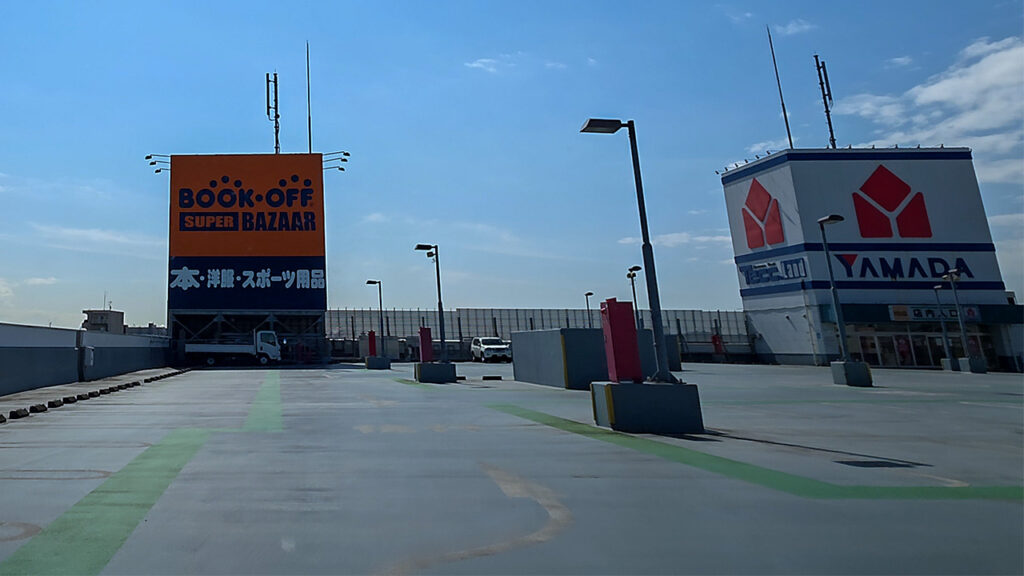 テックランド川崎店 駐車場入口から屋上駐車場へ進む様子