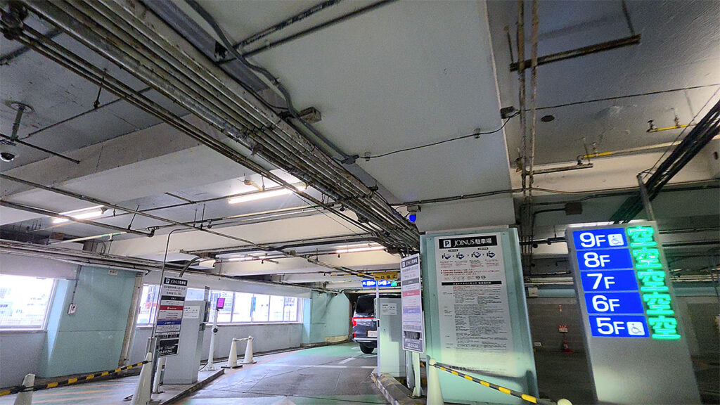 横浜ジョイナス 駐車場入口の入口ゲート付近