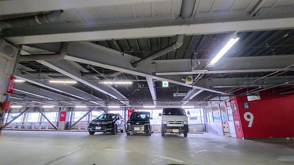 横浜スカイビル 駐車場入口から進んだ9F駐車フロア付近