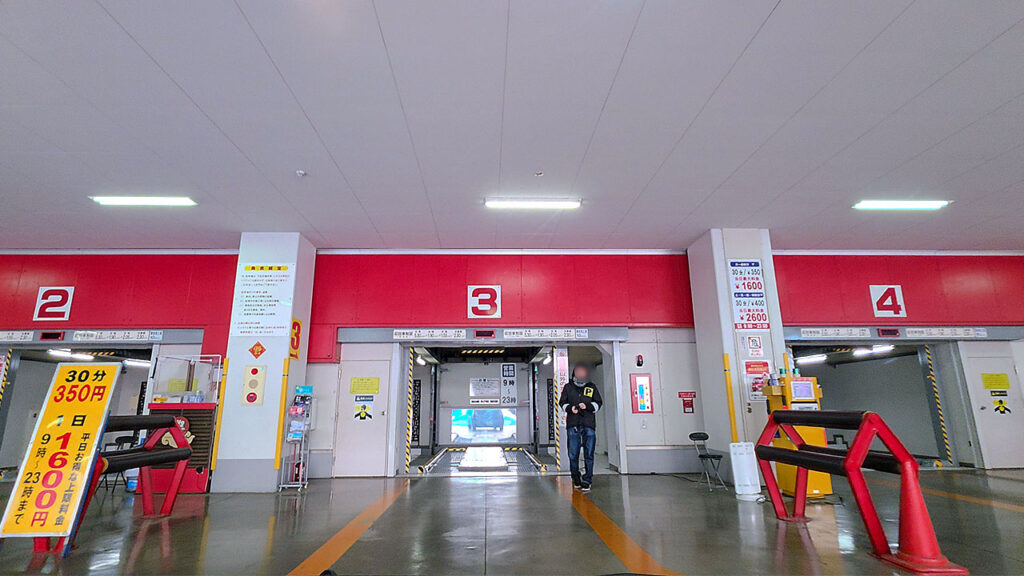 横浜チャイナパーキング 機械式駐車場の入庫スペース