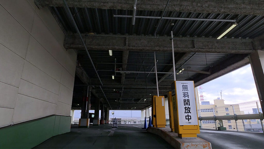 コーナン港北インター店 駐車場入口 無料開放中表示