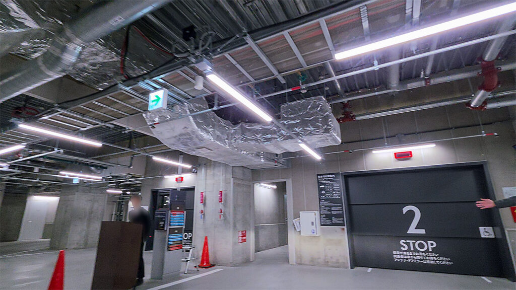 IT tower TOKYO 駐車場入口の地下入庫案内付近