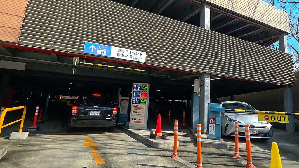 東京科学大学病院 駐車場入口の入口ゲートと車両制限表示