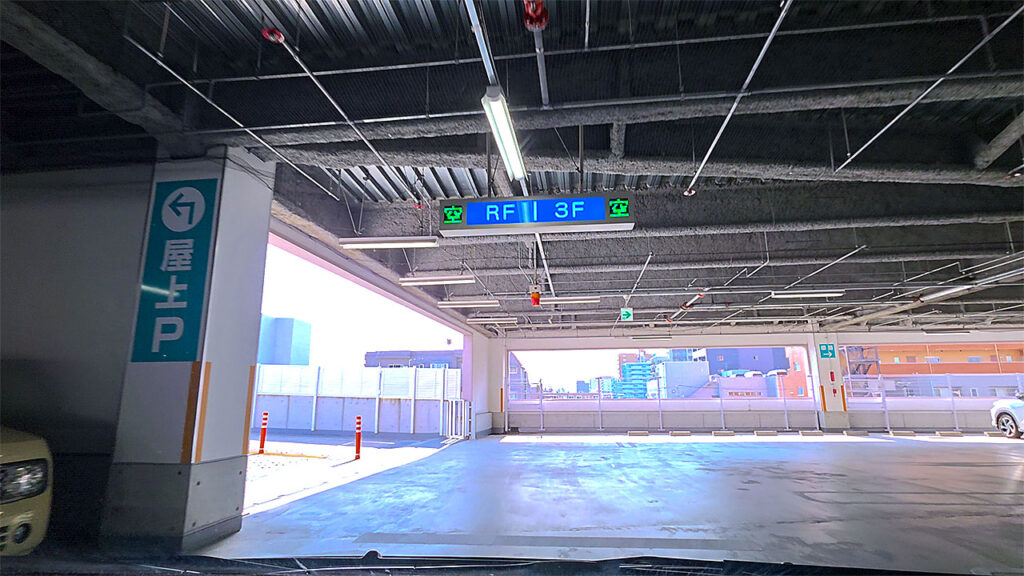 ニトリ 川崎元木店 駐車場入口通過後の屋上階案内