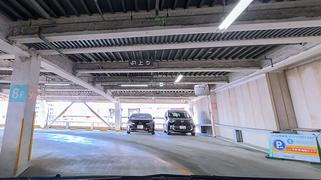 横浜中華街 駐車場入口の8F駐車位置付近