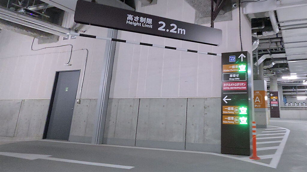 大井町トラックス 駐車場入口付近 地下へと続くスロープ。高さ制限は2.2mです。