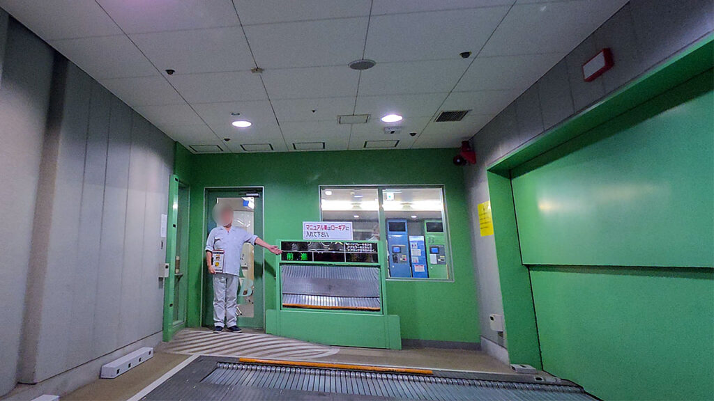 横浜市ポートサイド 駐車場入口の機械式Bバース入庫位置