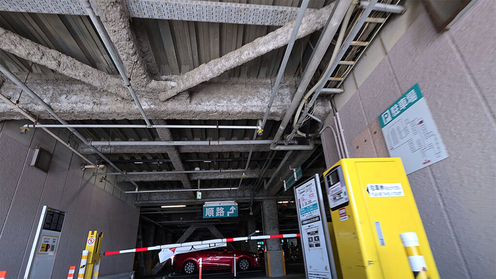 ニトリ 南町田店 駐車場入口の入口ゲート付近