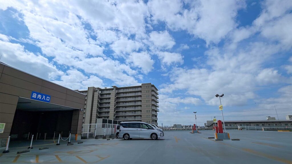 コーナンPRO川崎小田栄店 屋上駐車場の全景と店内入口の案内