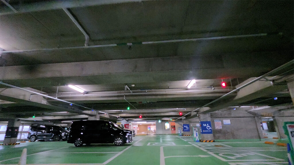 横浜ジョイナス 立体駐車場入口(神奈川県横浜市西区)