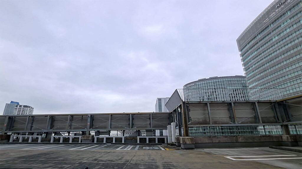 横浜スカイビル 駐車場入口から進んだ屋上階の駐車エリア