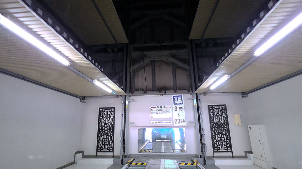 横浜チャイナパーキング 機械式タワー駐車場の内部