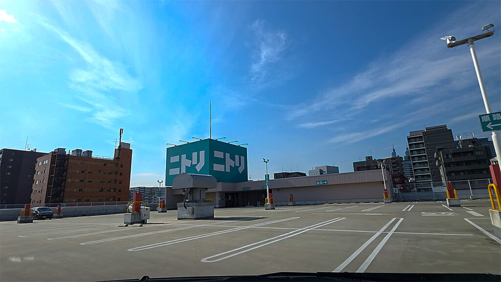 ニトリ 川崎元木店 駐車場入口から進んだ屋上駐車場