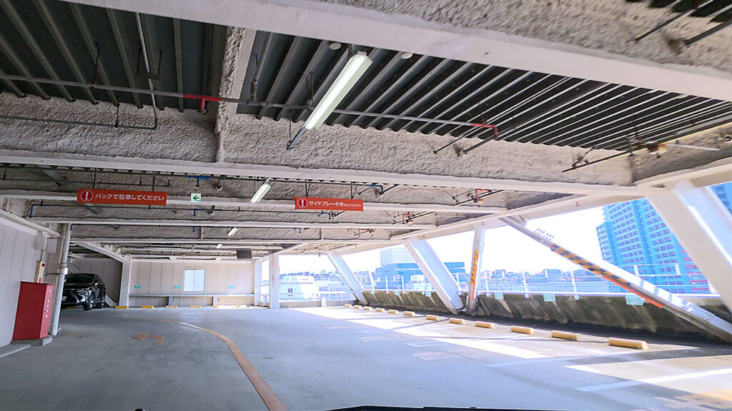 横浜中華街 駐車場入口のゲート通過後のスロープ