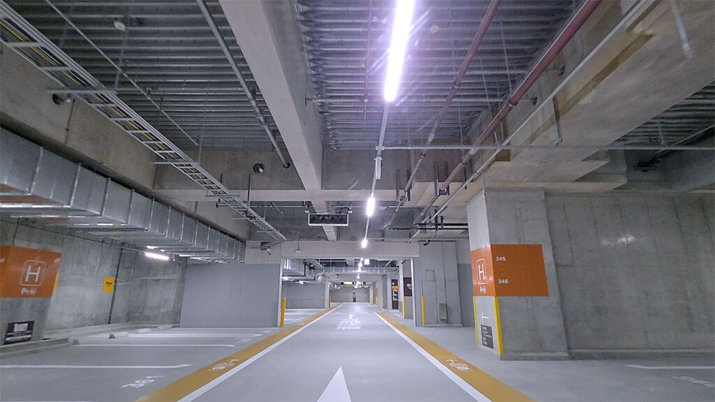 大井町トラックス 駐車場入口の駐車位置付近 地下駐車場の様子。明るく広い車室が整備されています