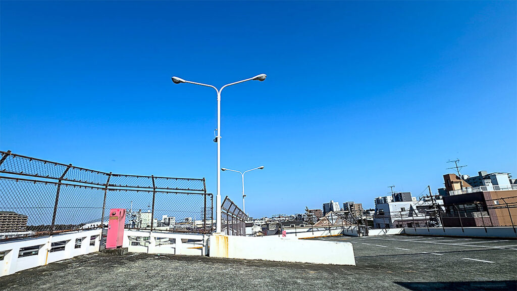 相鉄ライフさがみ野 立体駐車場 RF屋上階の駐車スペース