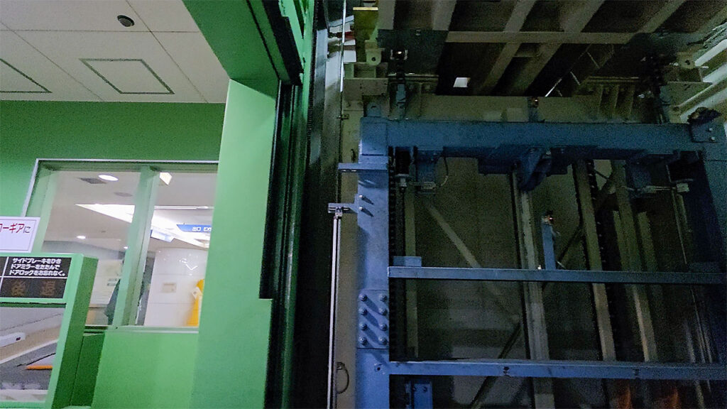 横浜市ポートサイド 駐車場入口の機械式駐車設備付近