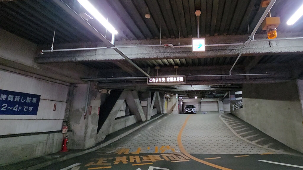 パレール 駐車場入口から上階へ進む館内スロープの様子