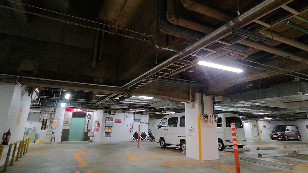 オーケー サガン店 地下駐車場入口の駐車位置付近