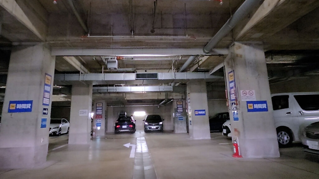 ソリッドスクエア 地下駐車場入口の駐車位置付近