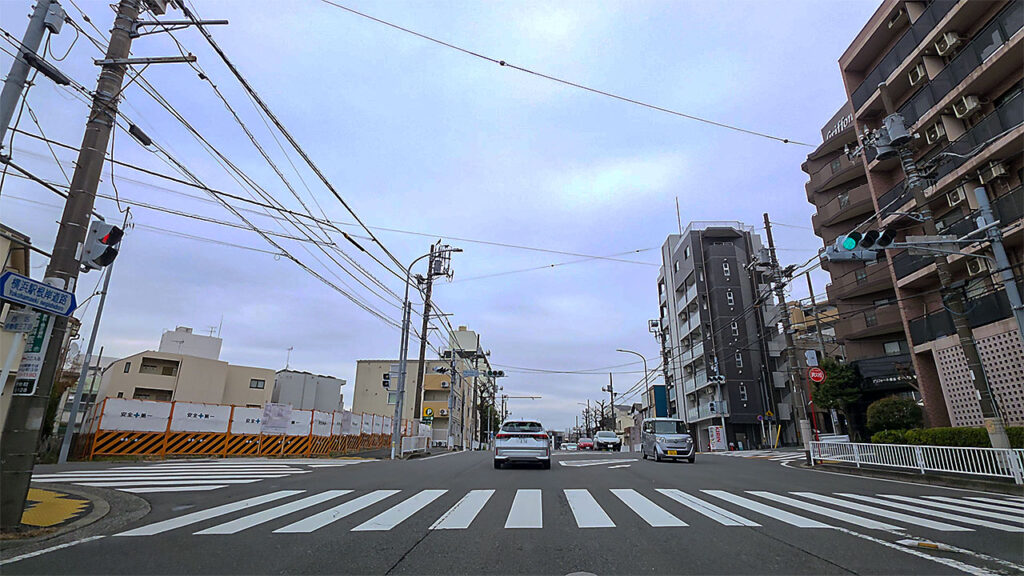 福富町西公園入口へ向かう戸部小学校入口交差点付近