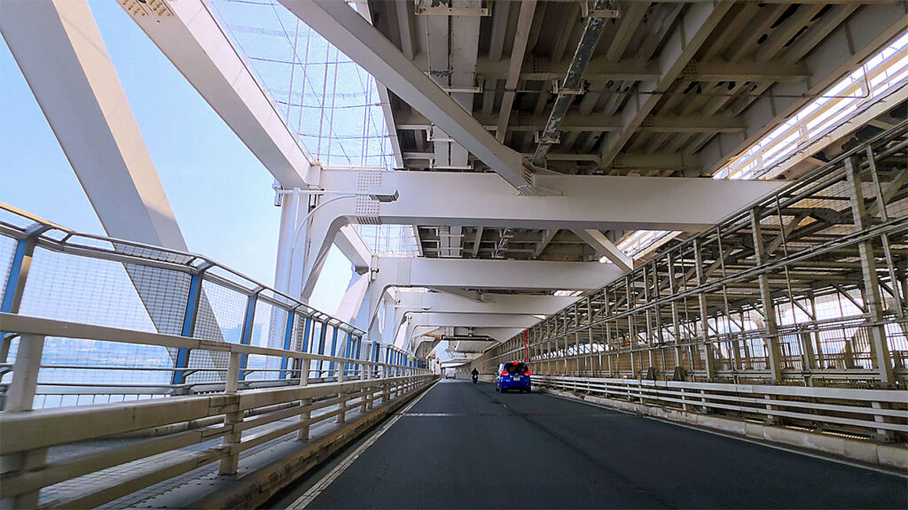 東京ドリームパーク入口へ向かうレインボーブリッジ一般部の道路風景
