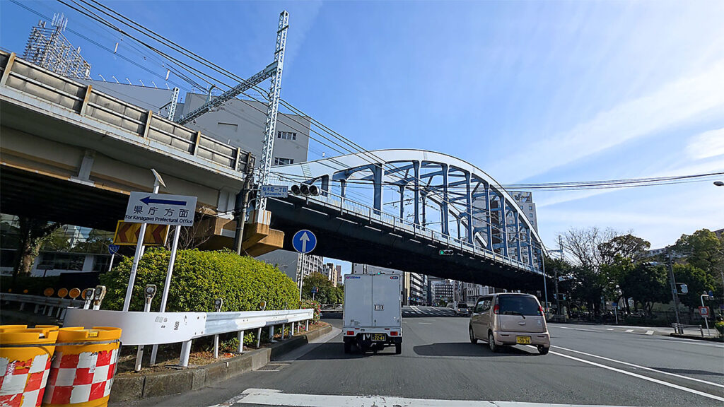 横浜アイランドタワー入口へ向かう桜木町一丁目交差点付近