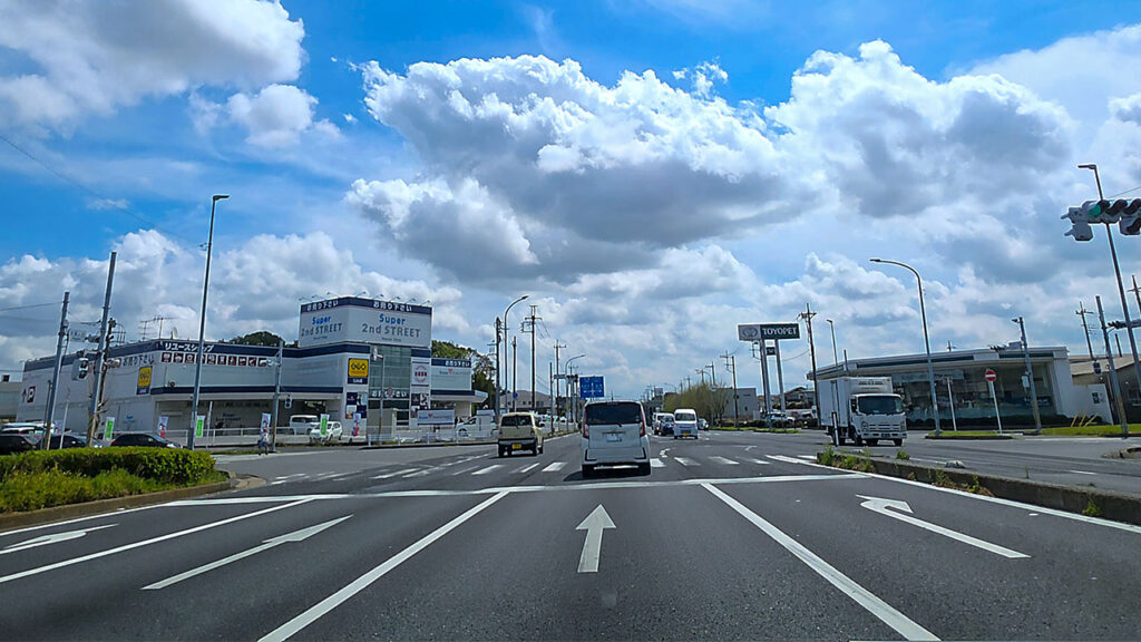 アリオ柏駐車場入口へ向かう大津ケ丘交差点付近