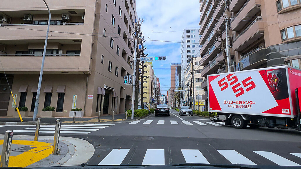 横浜市伊勢佐木長者町地下駐車場入口へ向かう水の広場交差点付近