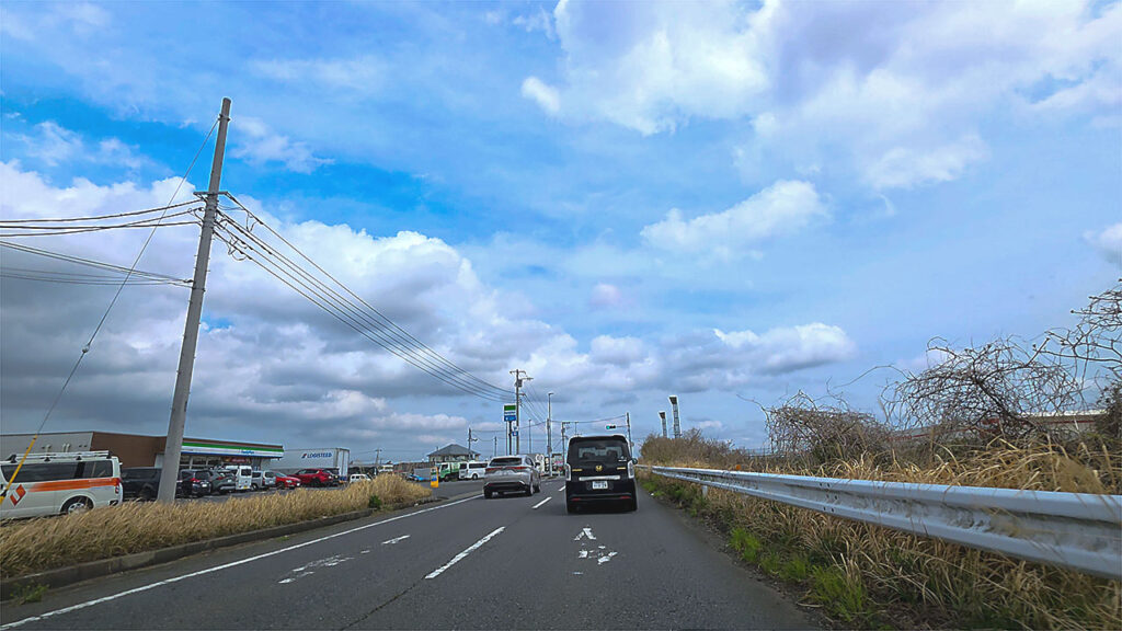 BIG HOP 駐車場入口へ向かうファミリーマート 千葉ニュータウン中央東店付近の道路