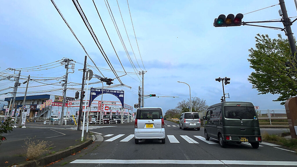 ジョイフル本田入口へ向かう交差点付近の道路