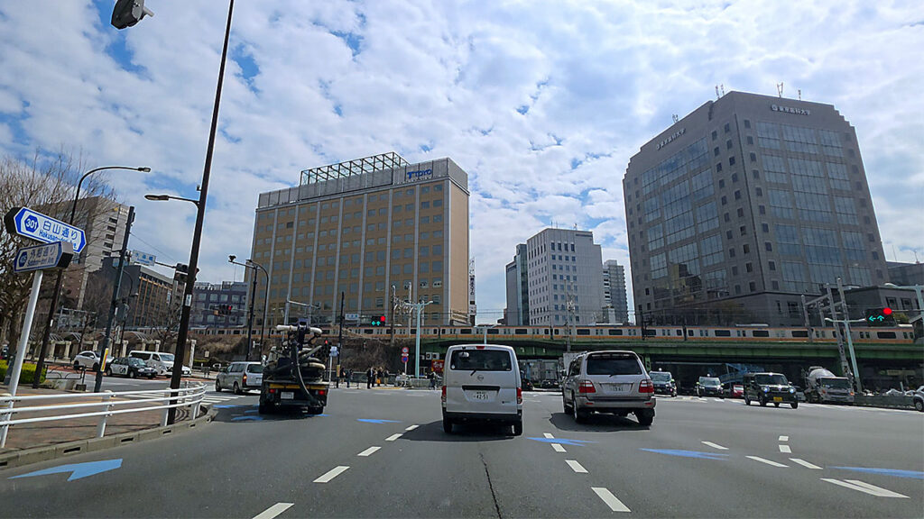 明治大学リバティタワー 地下駐車場入口へ向かう周辺道路