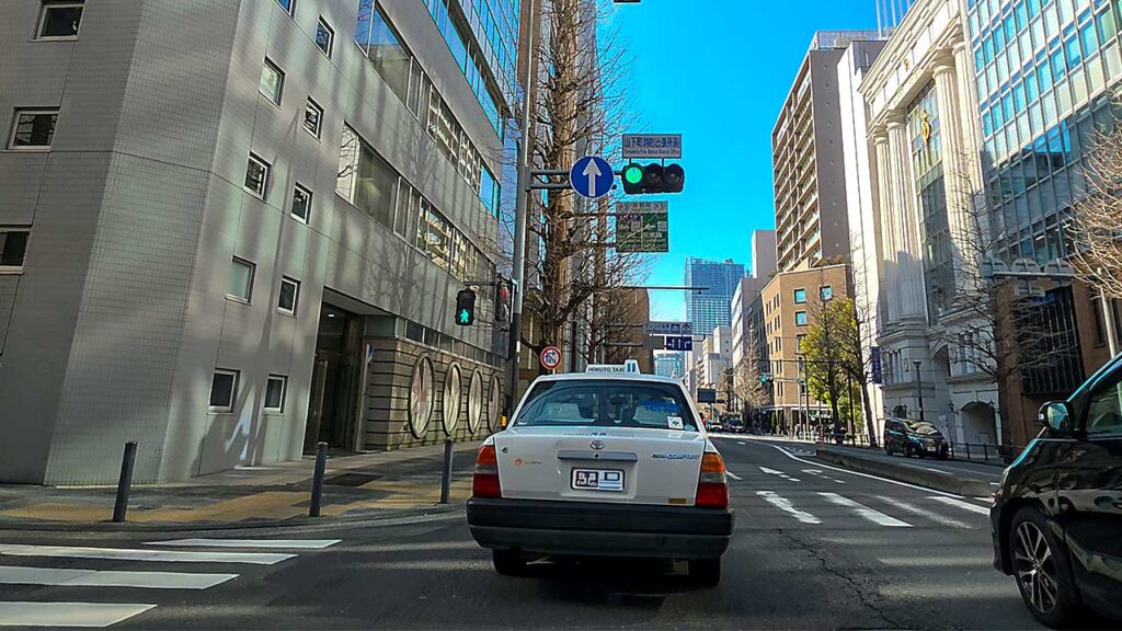 パーク340 駐車場入口へ向かう周辺道路と手前の交差点（山下町・中区）