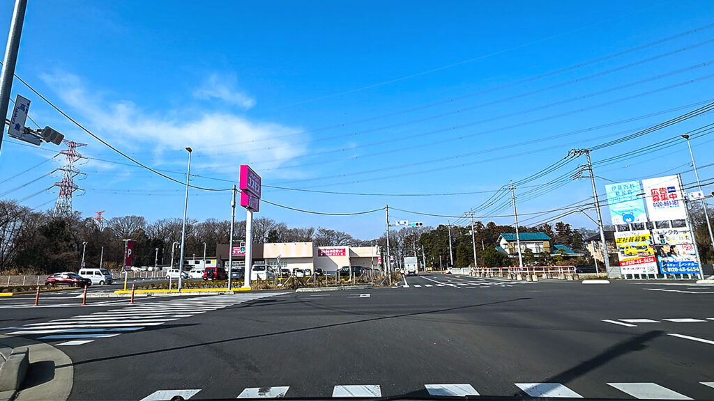 ベイシアひだかモール店 駐車場入口へ向かう周辺道路