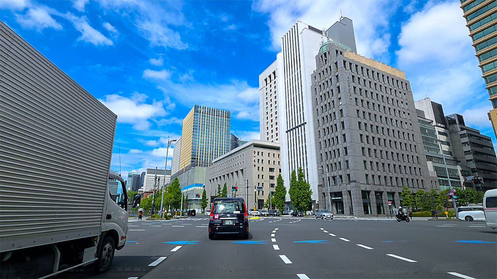 日比谷交差点付近から京橋方面へ向かう道路の様子