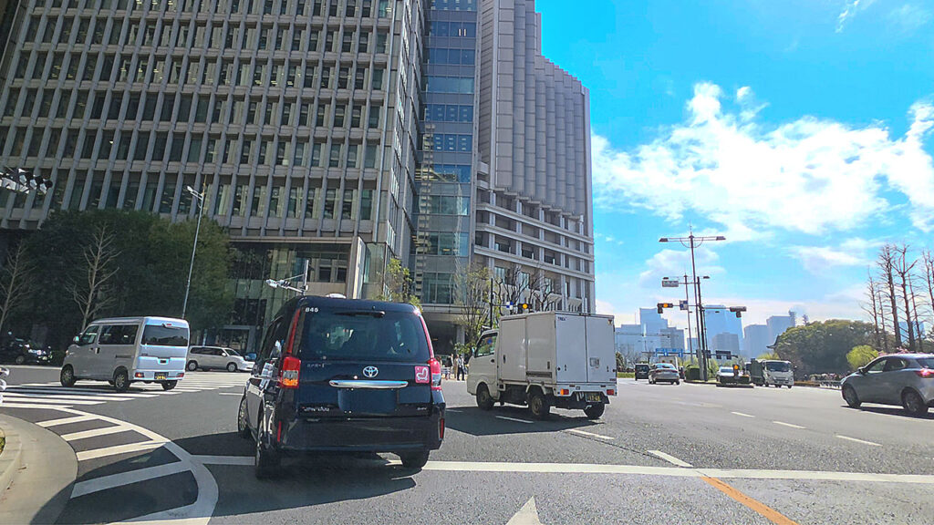 常盤橋タワー 駐車場入口へ向かう大手町交差点付近の道路