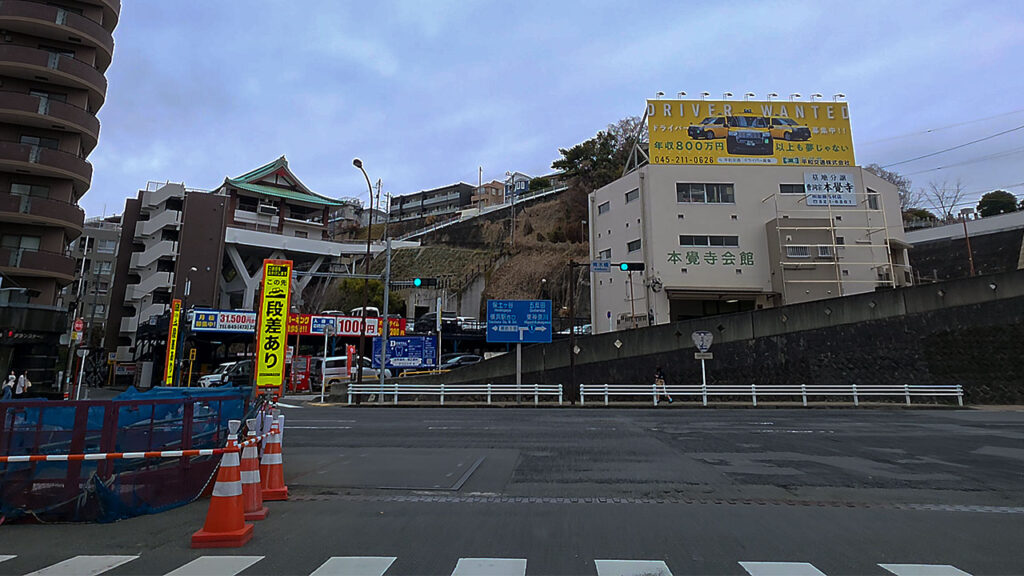 横浜駅西口第2入口へ向かう青木橋交差点付近の道路