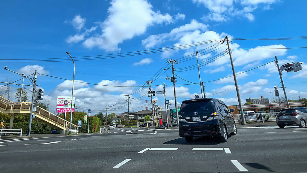 北柏C棟駐車場入口へ向かう周辺道路