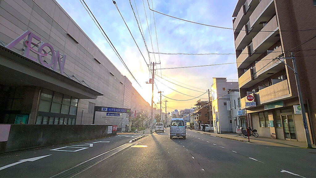 イオンモール津田沼South 駐車場入口へ向かう周辺道路