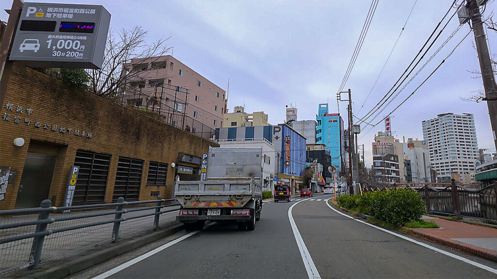 福富町西公園入口の外観と料金案内