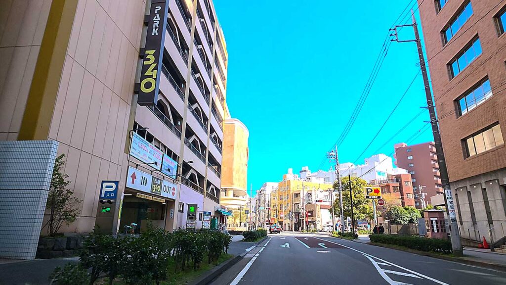 パーク340駐車場の大きな看板と自走式立体駐車場の入口外観