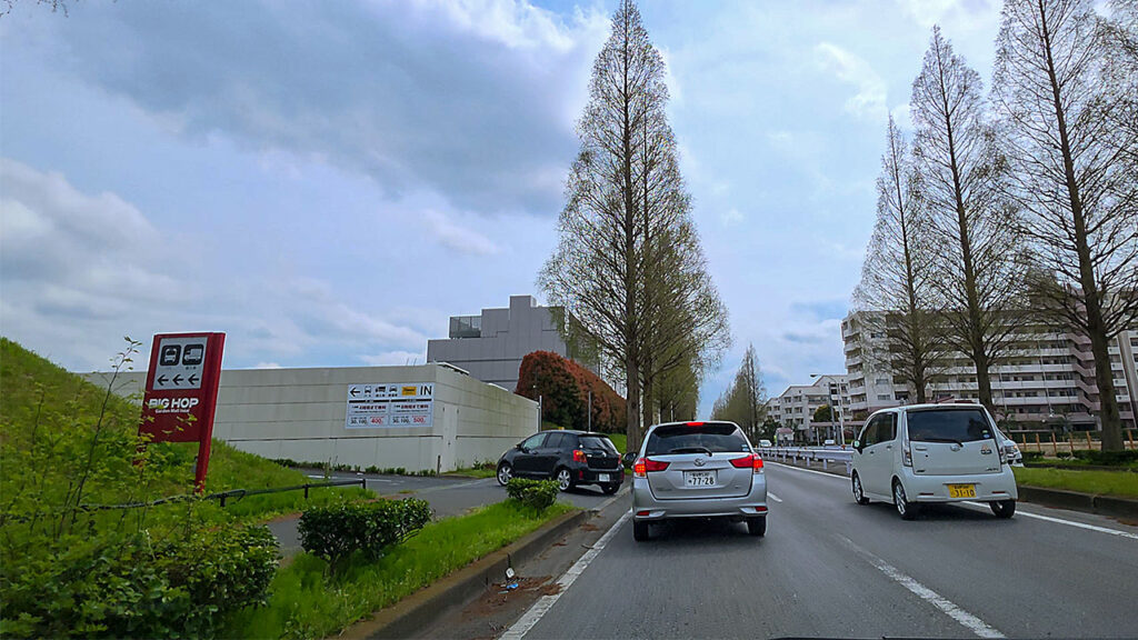 BIG HOP 駐車場入口付近の案内表示と入口周辺