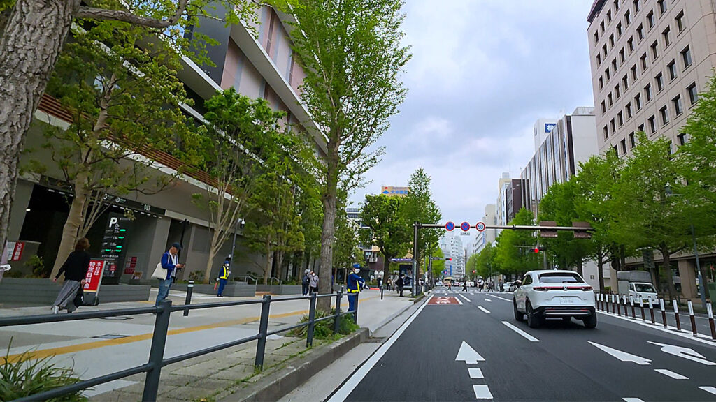 BASEGATE横浜関内入口の駐車場入口P表示