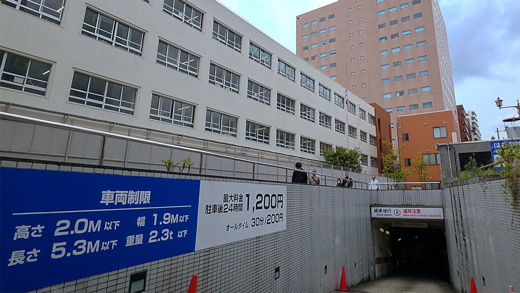 羽衣・伊勢佐木地下駐車場入口の案内表示