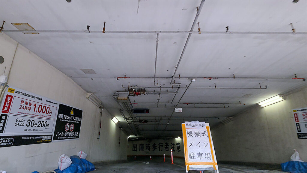 福富町西公園入口の機械式進入路