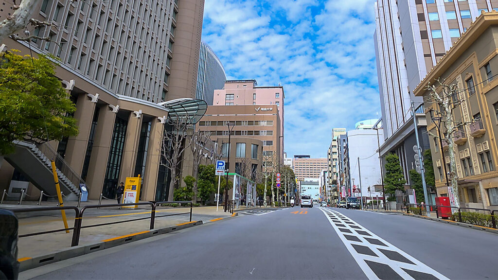 明治大学リバティタワー 地下駐車場入口の案内表示