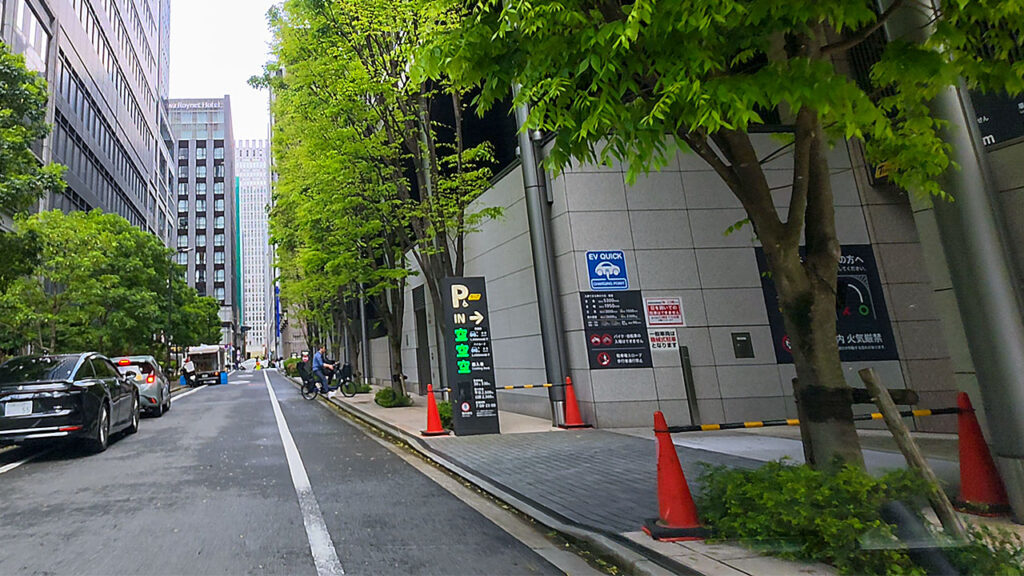 京橋エドグラン駐車場入口のP表示が見える場面