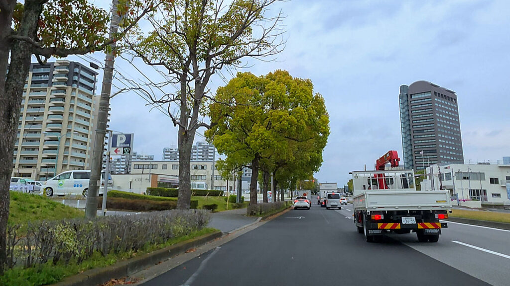アルカサール平面駐車場入口のP表示が見える場面